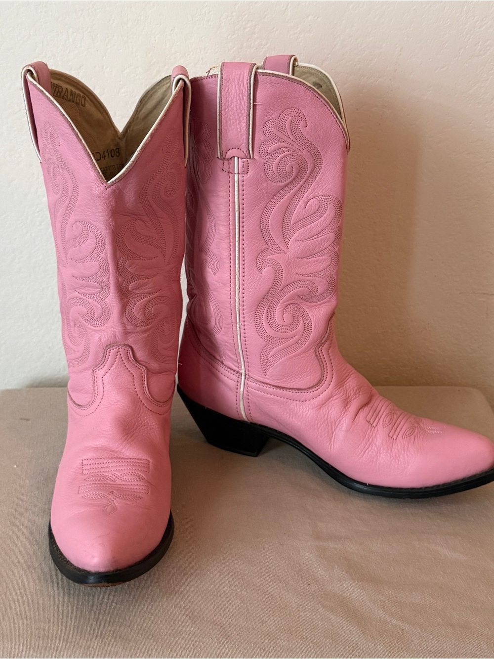 Women's 8M Pink Durango
Western Leather Cowboy Boots
